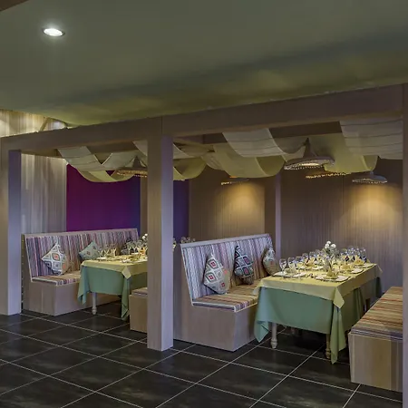 Royal Taj Mahal Side