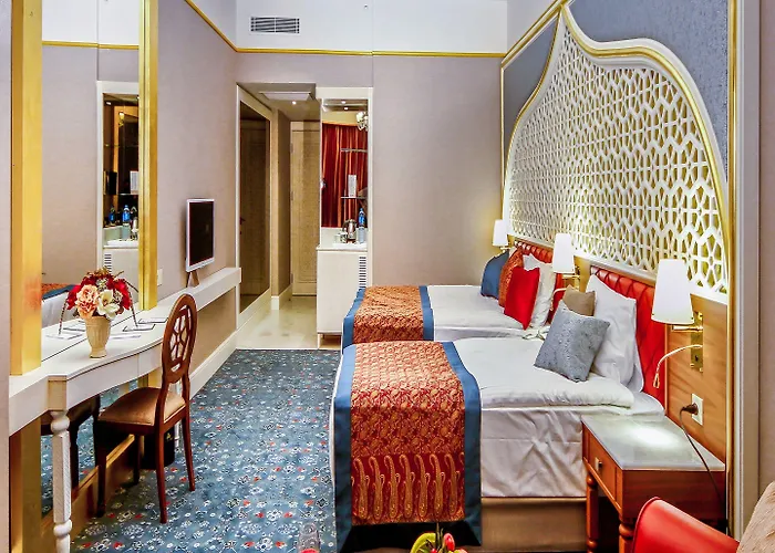 Hotel Royal Taj Mahal Side